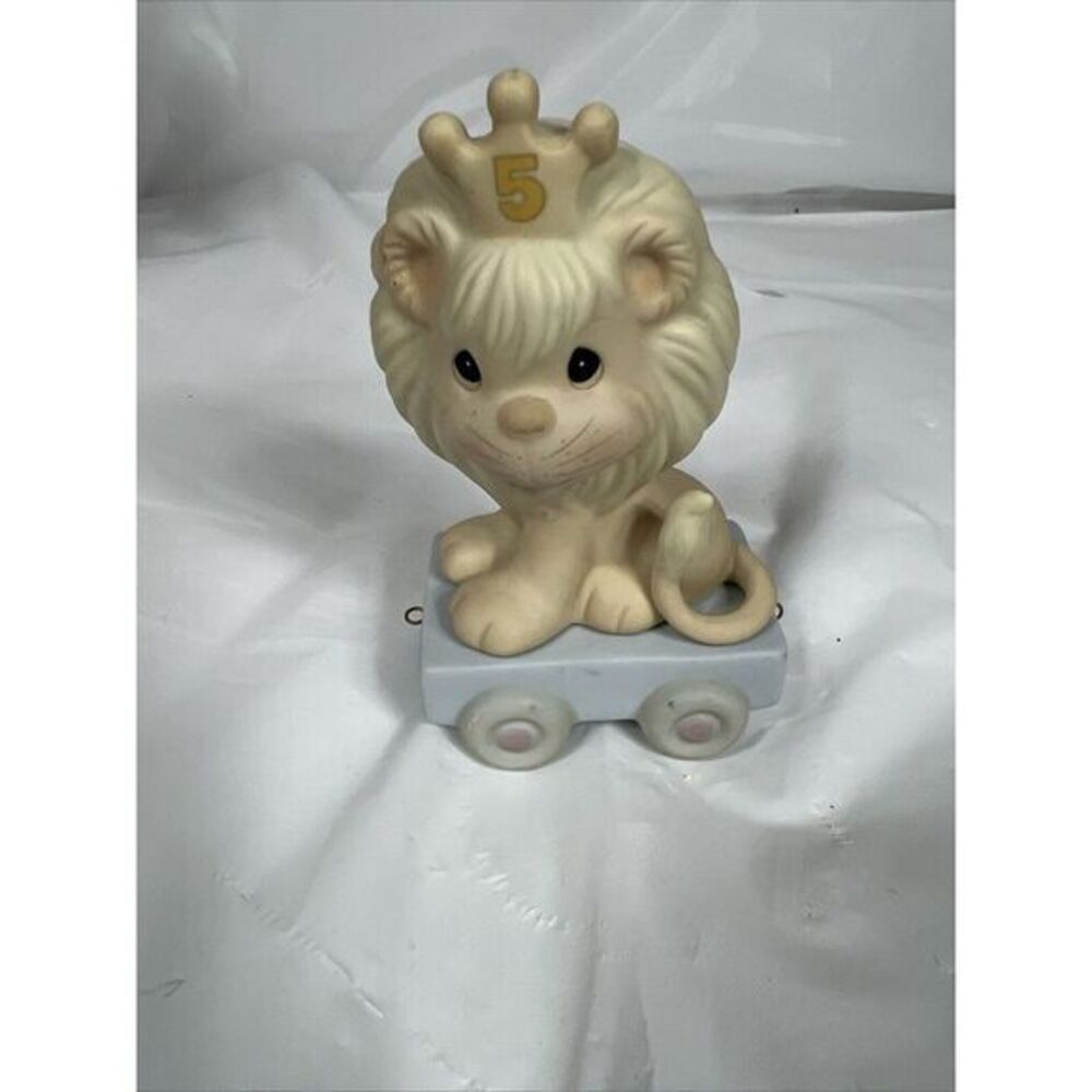 Precious Moments 4.5" Enesco Lion wearing Crown Cat -‎ Wagon Boxcar Figurine